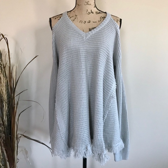 LAST 1! Cold shoulder fray hem sweater - Picture 4 of 5